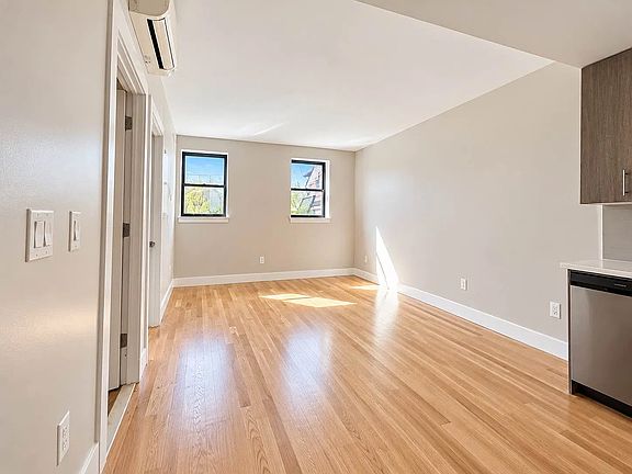 4th image of 951 Madison St #2