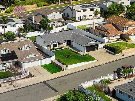 3rd image of 25078 Champlain Rd