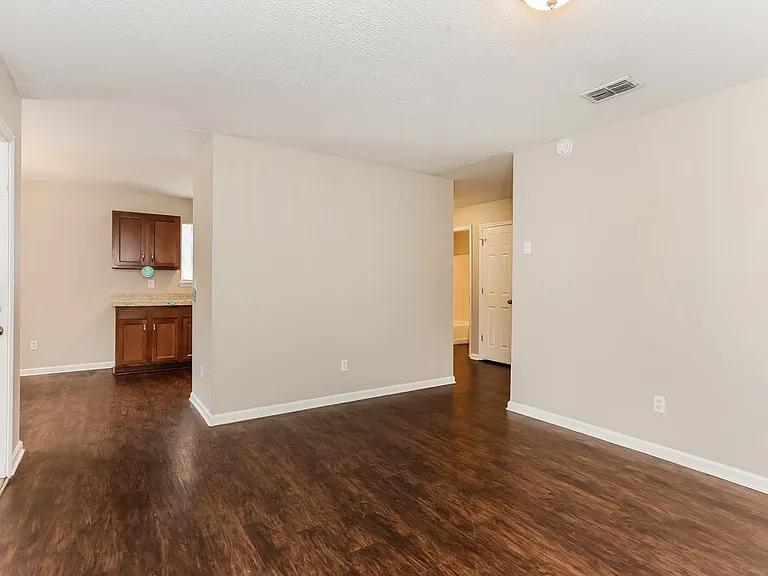 3747 Peachtree St — Photo 3