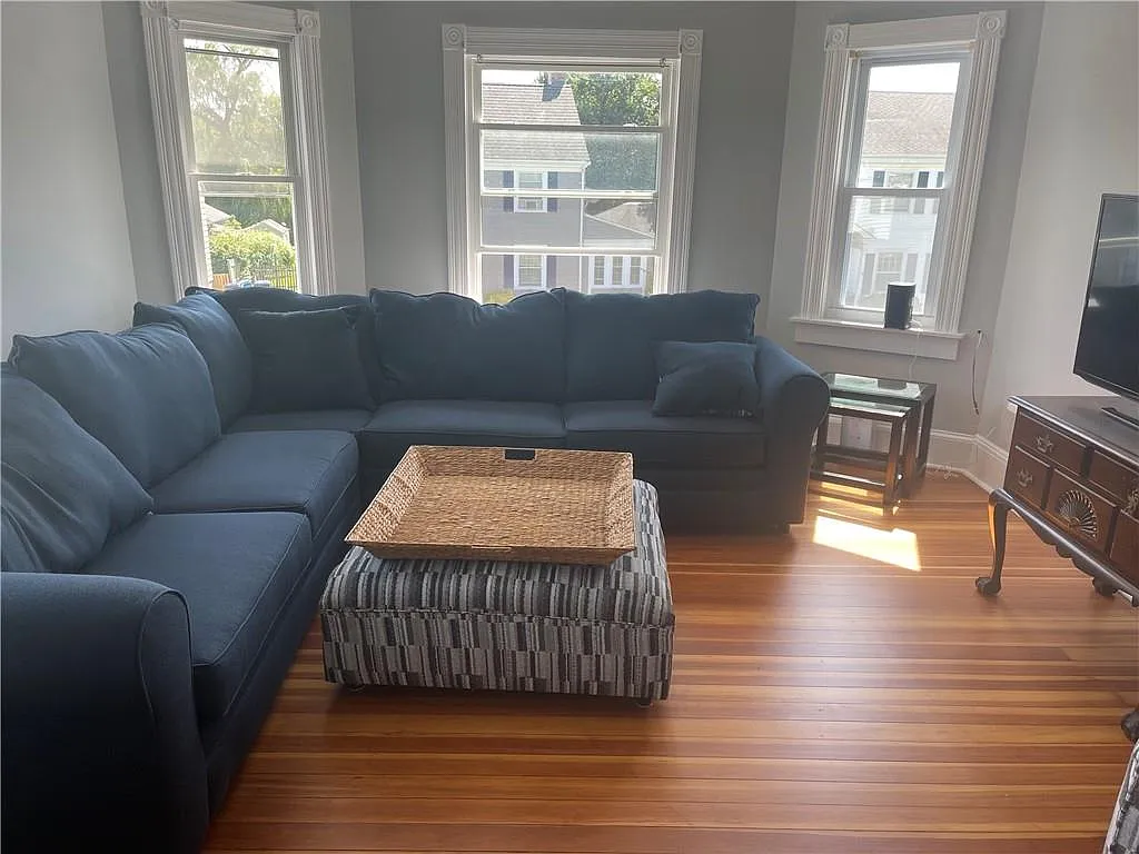5 bed, 2.0 bath, 2600 sqft, $3,800 — Photo 4