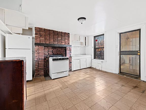 5th image of 126 Ryerson St
