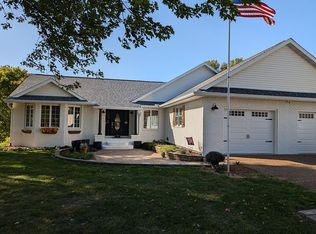 107 Deer Trail Rd, Pekin, IL 61554