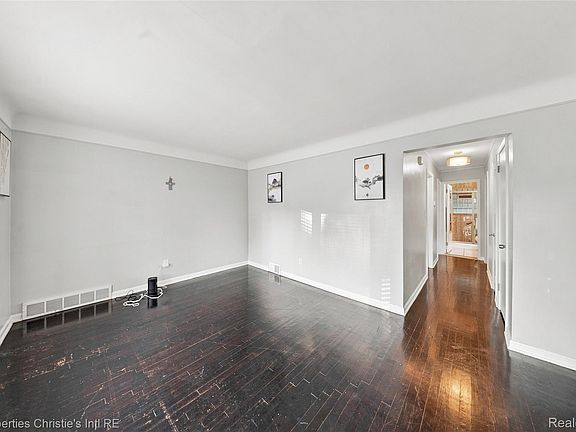 4th image of 24242 Lexington Ave