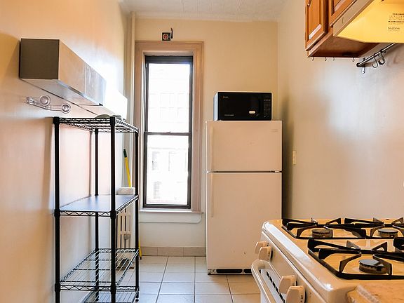 3rd image of 577 Bergen St APT 3