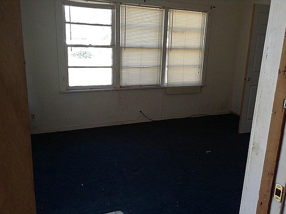 3rd image of 909 Chestnut Dr