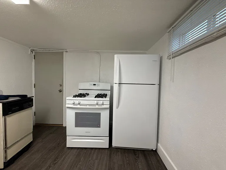 748 1/2 Cook Ave #B — Photo 3