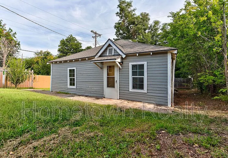 1801 E Madison St — Photo 1