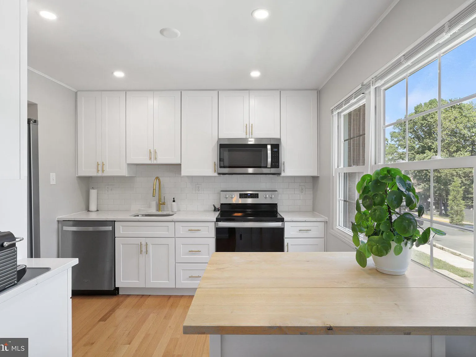 3 bed, 4.0 bath, 1386 sqft, $3,150 — Photo 4