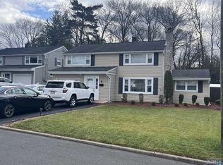 8 Stuart St, Waldwick, NJ 07463