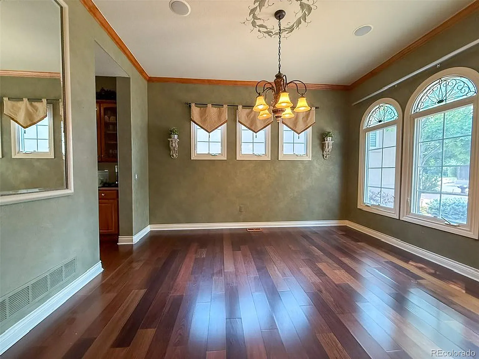 4 bed, 3.0 bath, 3276 sqft, $3,500 — Photo 2