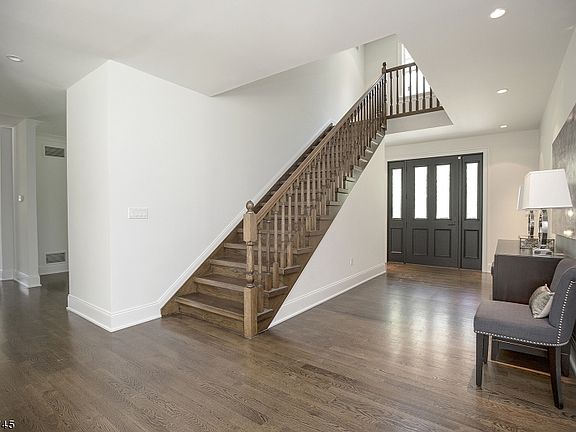 4th image of 21 Taft Dr
