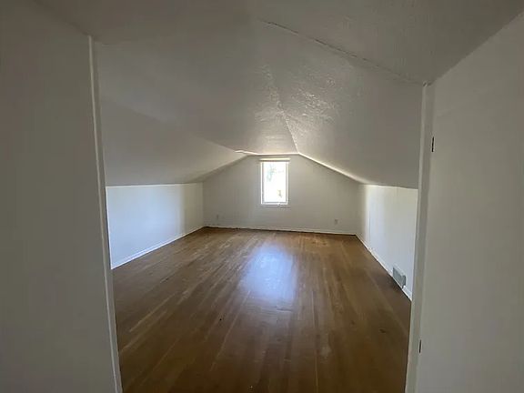 5th image of 1033 Blair Ave
