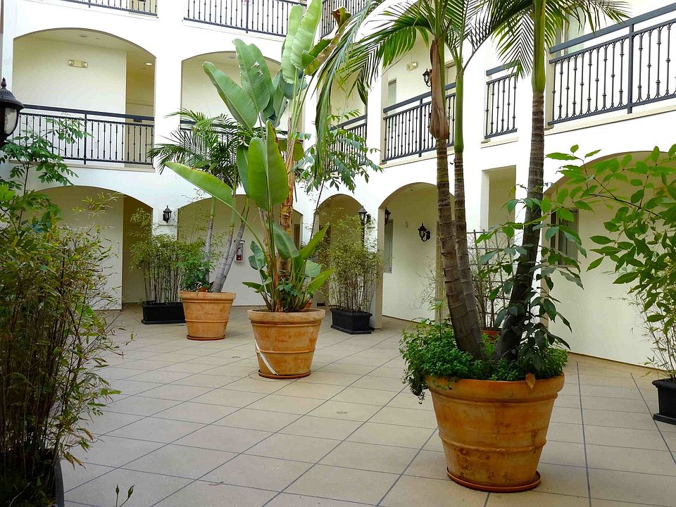 2nd image of 12916 Moorpark St APT 205