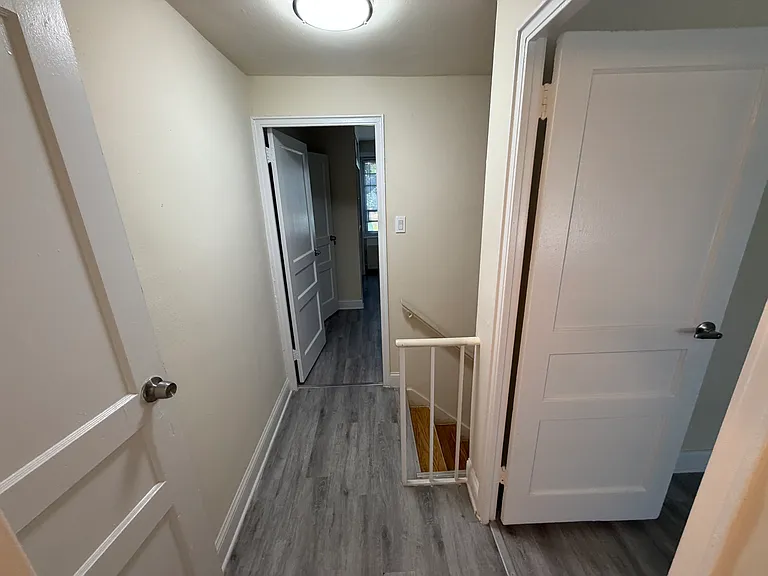 65th Cres — Photo 15