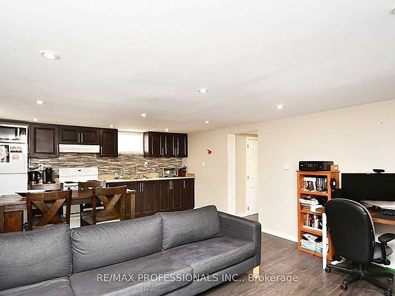5th image of 1072 Alexandra Ave #Basement