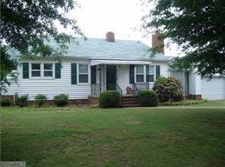 1806 Middlebrook Dr, Walnut Cove, NC 27052