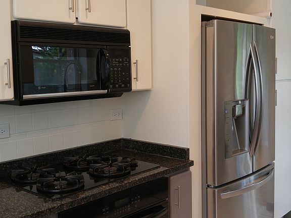 4th image of 2526 Fontana Dr