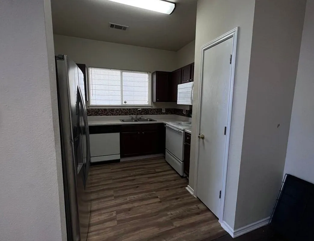2 bed, 2.0 bath, 1275 sqft, $1,450 — Photo 3