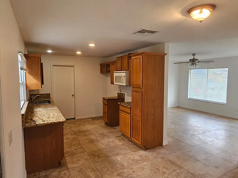 SE Hideaway Cir — Photo 2