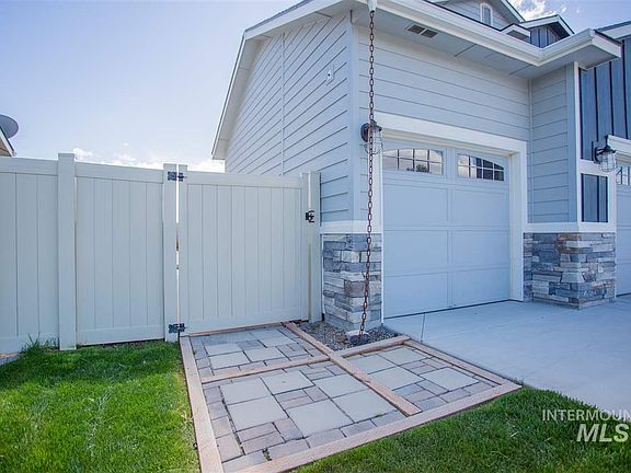 3rd image of 867 Canyon Crest Dr W
