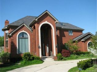 2230 Walnut Lake Rd, West Bloomfield, MI 48323