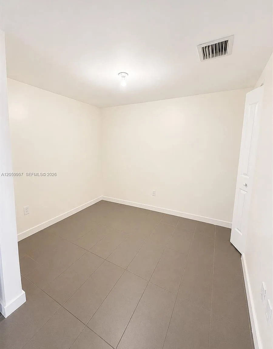 Canvas Condo — Photo 4