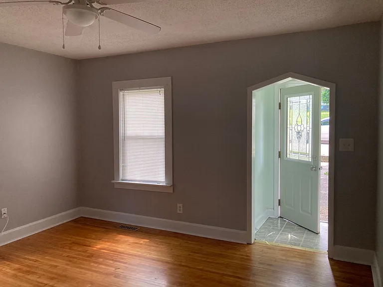 504 Henry St — Photo 4