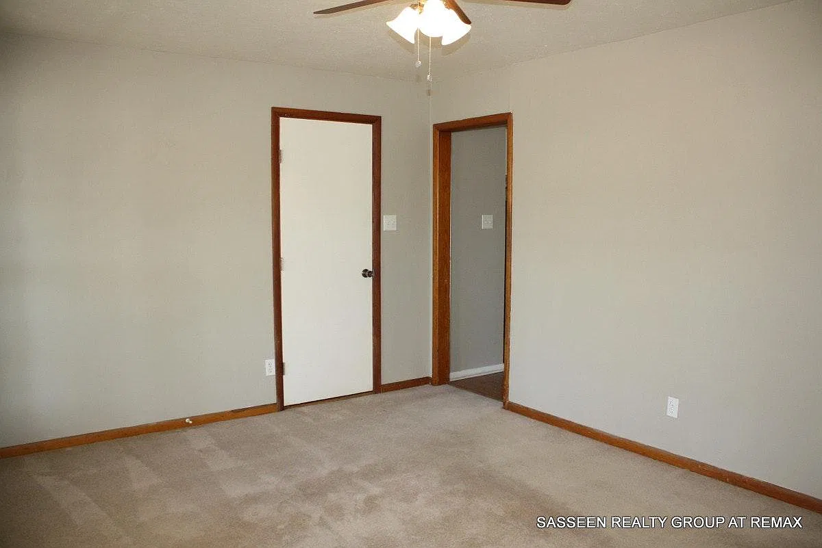 3 bed, 900 sqft, $950 — Photo 2