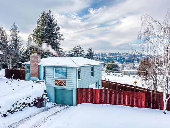 3rd image of 105 SW Skyline Dr