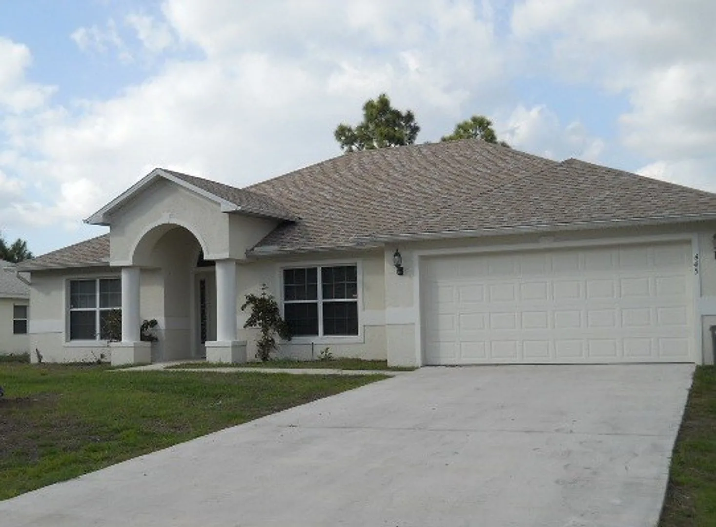 Newly Remodeled 4/2 Plus Den House Lehigh — Photo 1