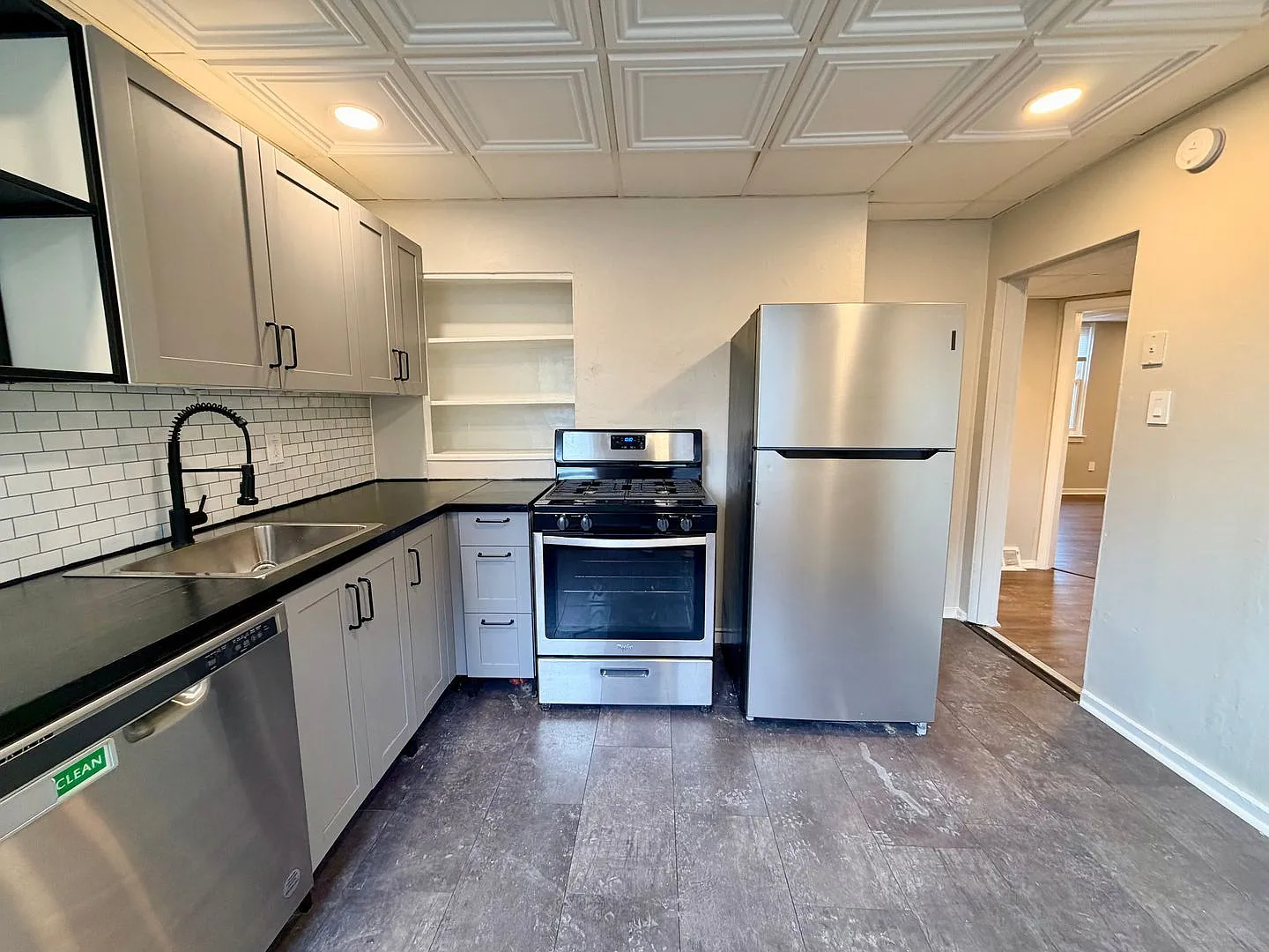 4 bed, 2.0 bath, $1,300 — Photo 2
