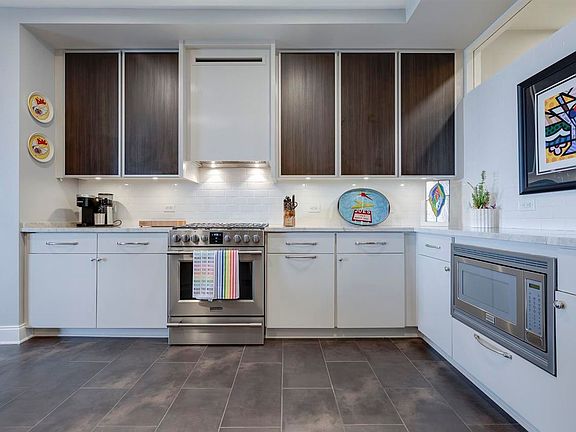 4th image of 717 Riverside Dr #1105