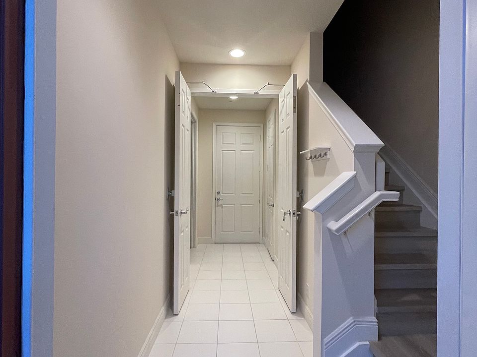 1st floor entryway/foyer