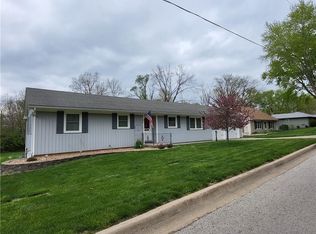4008 Lakeview Dr, Leavenworth, KS 66048