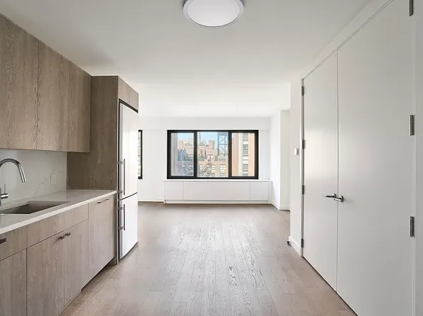 220 E 72nd St, New York, NY