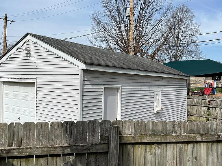 2204 Pollack Ave — Photo 7