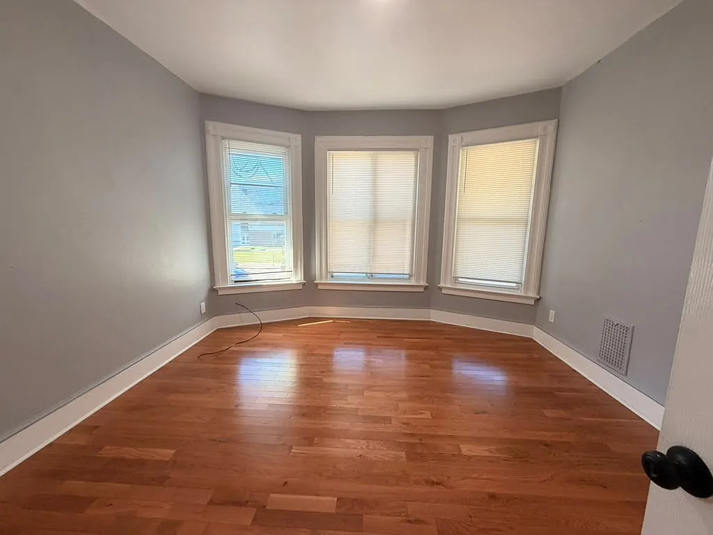 3 bed, $1,900 — Photo 2