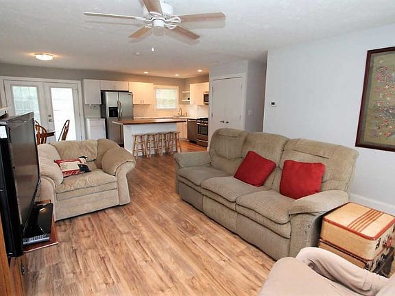 3rd image of 80 Kenilworth Ct