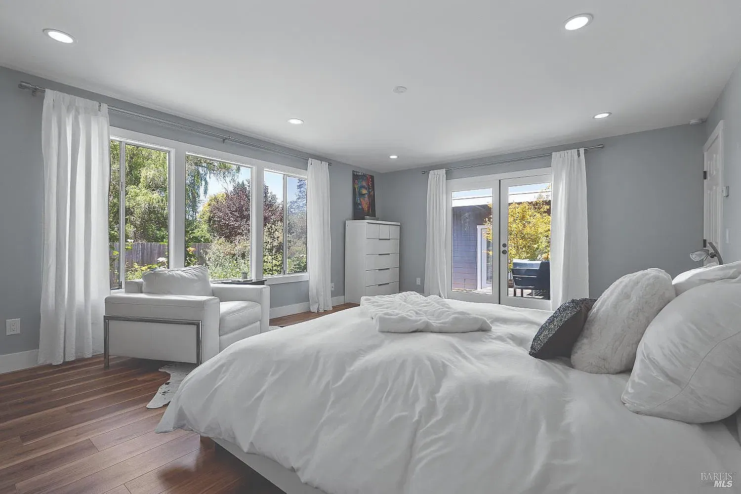 3 bed, 2160 sqft, $4,200 — Photo 3