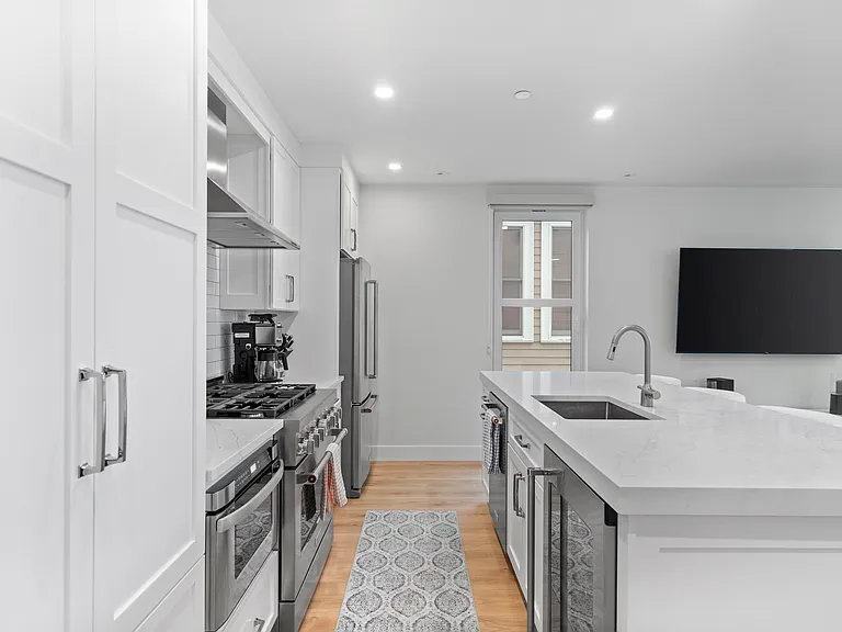 326 W Broadway #5 — Photo 2