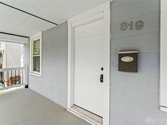 5th image of 819 E Maple Ave
