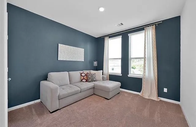 3 bed, 2.5 bath, 1891 sqft, $2,400 — Photo 2