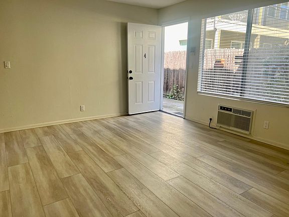 4th image of 3050 Suncrest Dr Unit 4