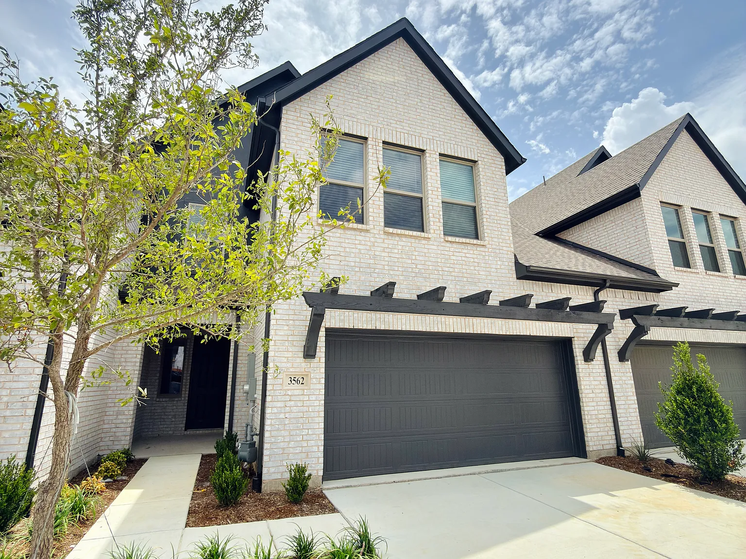3 bed, 2184 sqft, $3,200 — Photo 2