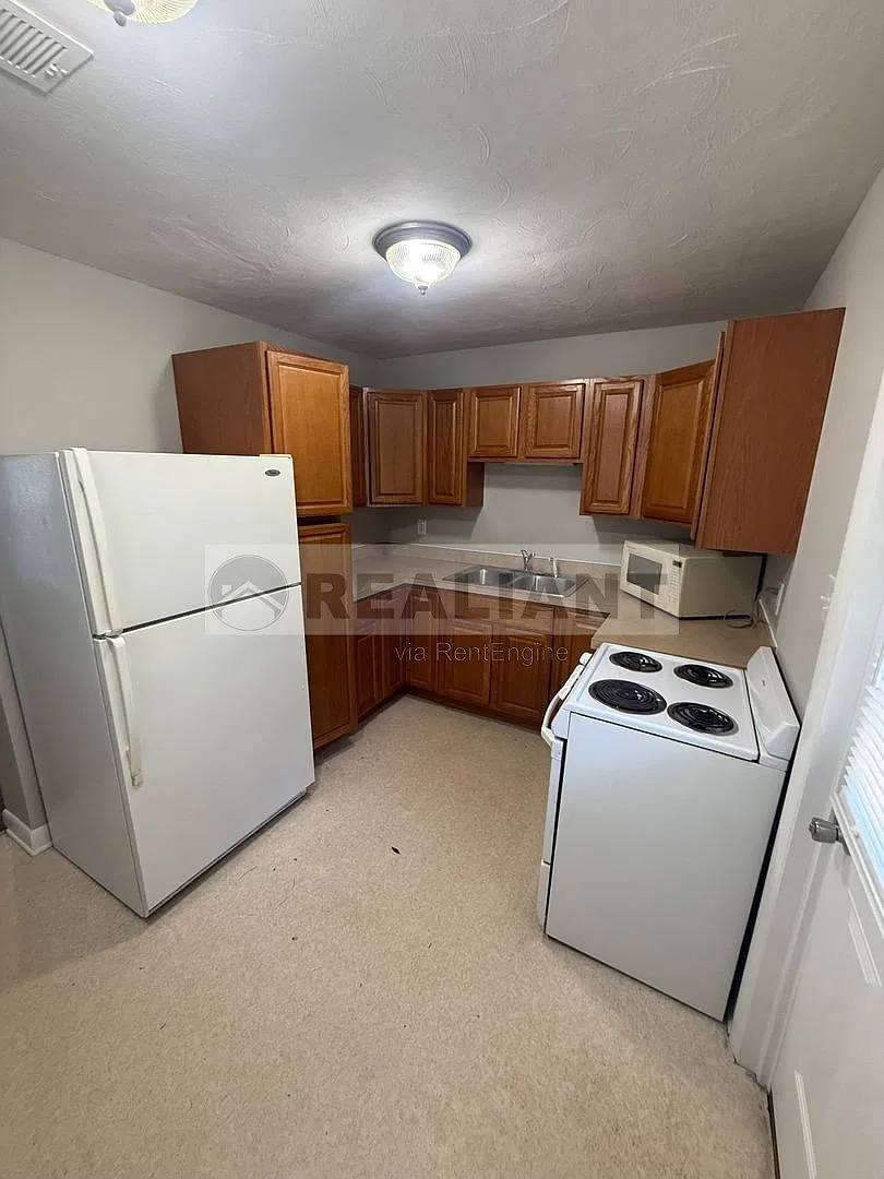 2 bed, 1.0 bath, 801 sqft, $1,050 — Photo 1