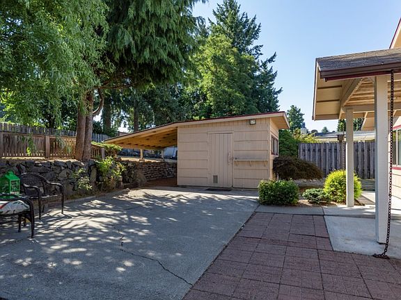 2nd image of 1421 Moorlands Dr