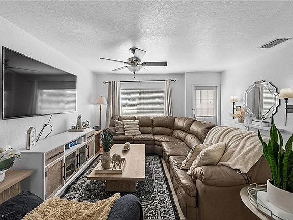 3rd image of 3245 43rd AVE NE