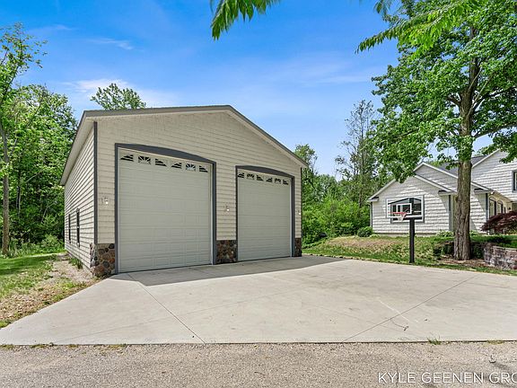 3rd image of 4742 64th St