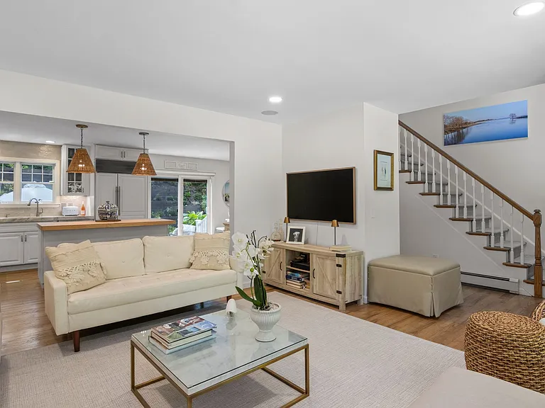 2421 Noyac Rd — Photo 9