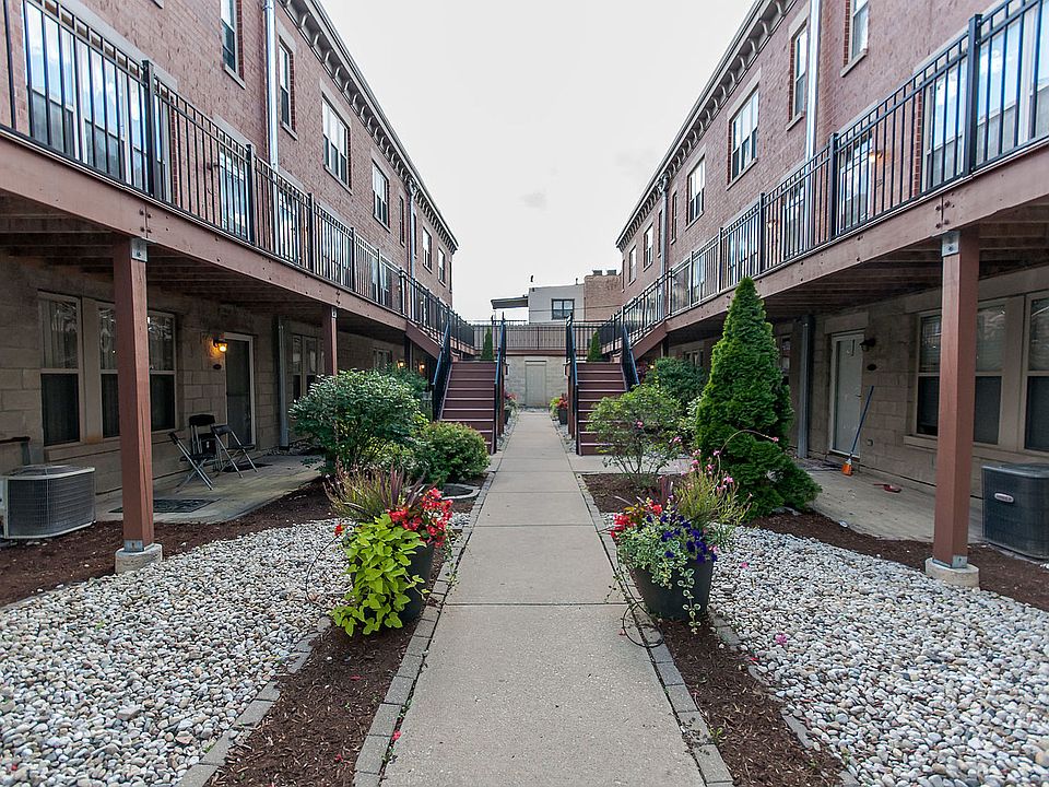 1st image of 2407 W Flournoy St #C